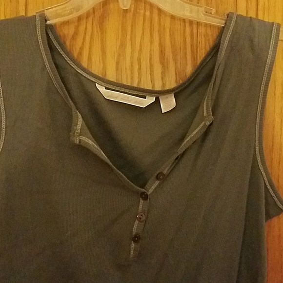Adorable v neck button tank - Picture 3 of 6